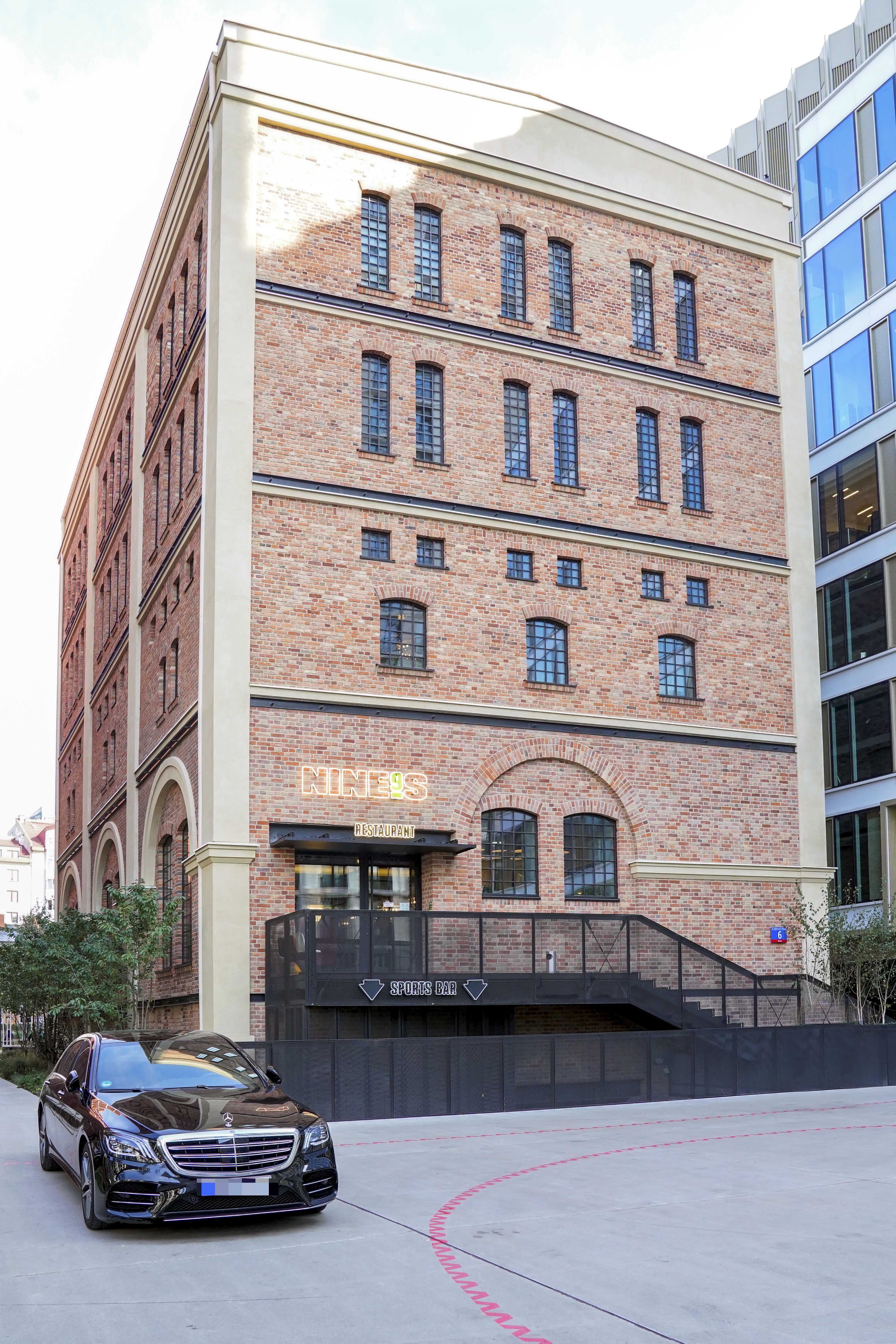 NINE's - Restaurant & Sports Bar